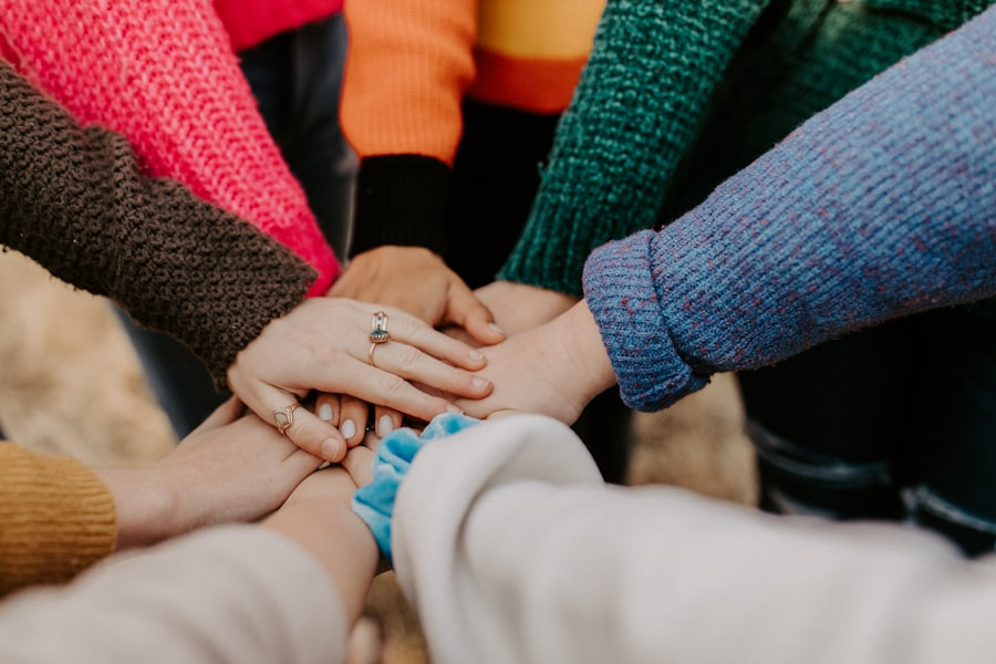 Mains de personnes différentes réunies ensemble